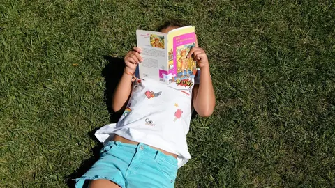 Archivo - Punto de lectura al aire libre 