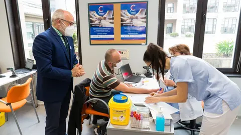 El consejero de Sanidad, Miguel Rodr&iacute;guez, con el primer voluntario de Cohorte Cantabria en Valdecilla