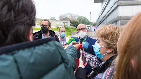 Declaraciones a los medios del consejero de Sanidad, Miguel Rodr&iacute;guez, en Valdecilla