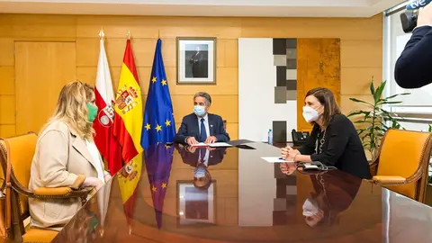El presidente de Cantabria, Miguel &Aacute;ngel Revilla, acompa&ntilde;ado por la consejera de Presidencia, Interior, Justicia y Acci&oacute;n Exterior, Paula Fern&aacute;ndez Via&ntilde;a, se re&uacute;nen con la alcaldesa de Valle de Villaverde, Esther G&oacute;mez.
