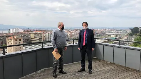 El alcalde de Anievas, Agust&iacute;n Pern&iacute;a (izda), con el consejero de Obras P&uacute;blicas, Ordenaci&oacute;n del Territorio y Urbanismo, Jos&eacute; Luis Gochicoa