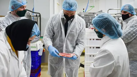 El consejero de Desarrollo Rural, Ganader&iacute;a, Pesca, Alimentaci&oacute;n y Medio Ambiente, Guillermo Blanco, en la inauguraci&oacute;n de la sala de despiece de Agrocantabria