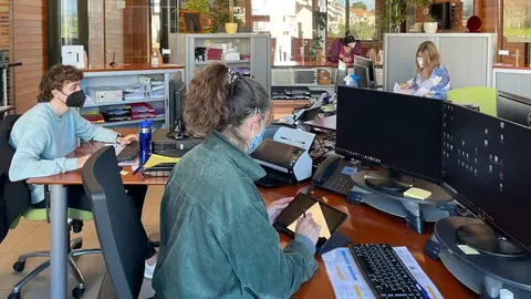 Empleados municipales atienden a un ciudadano mediante el uso del nuevo sistema