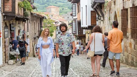 Archivo - Marta Hazas y Xos&eacute; A. Touri&ntilde;&aacute;n, en Santillana del Mar, con motivo del programa Rutas Bizarras de LA 2