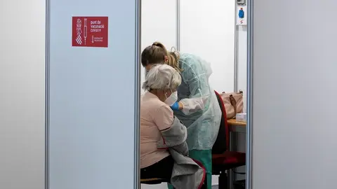 Una sanitaria vacuna a una mujer en el primer d&iacute;a de la vacunaci&oacute;n masiva en la Comunidad Valenciana, a 19 de abril de 2021, en el Auditori de Castell&oacute;n, Comunidad Valenciana, (Espa&ntilde;a). 