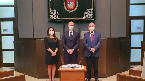 Toma de posesi&oacute;n de Javier Montoya (centro), junto al rector de la UC, &Aacute;ngel Pazos, y la secretaria general, Silvia Tamayo