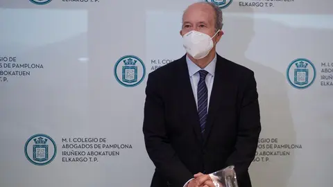 El ministro de Justicia, Juan Carlos Campo, participa en el ciclo 'Di&aacute;logos Institucionales', organizado por el Colegio de Abogados de Pamplona, a 21 de abril de 2021, en Pamplona, Navarra (Espa&ntilde;a). La intervenci&oacute;n se produce horas m&aacute;s tarde de que el min