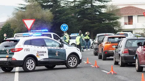 Archivo - Agentes de la Guardia Civil dan el alto a veh&iacute;culos durante un control efectuado en Cantabria. Archivo