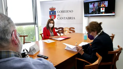 La consejera de Empleo y Pol&iacute;ticas Sociales, Ana Bel&eacute;n &Aacute;lvarez, y otros miembros de su departamento, en una reuni&oacute;n telem&aacute;tica con 72 entidades sociales