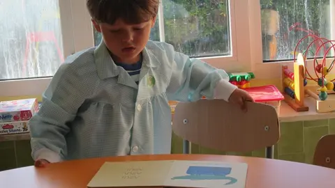 Archivo - Un ni&ntilde;o en un aula