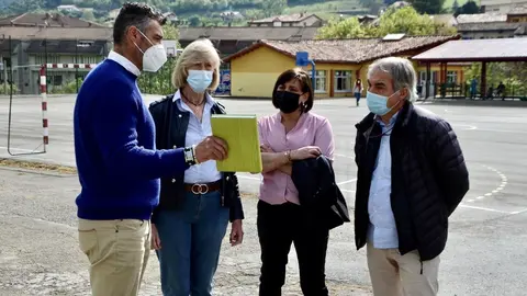 La consejera de Educaci&oacute;n y FP, Marina Lomb&oacute;, en el colegio Concepci&oacute;n Arenal de Potes