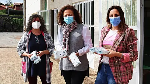 La alcaldesa de Comillas, Teresa Noceda, y la concejal de Educaci&oacute;n, Mirta Pe&ntilde;a, entregan mascarillas infantiles