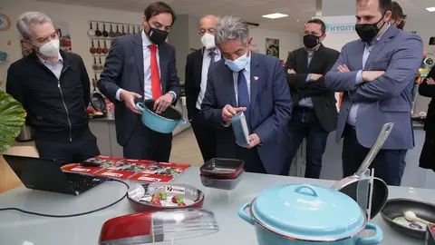 El presidente de Cantabria, Miguel &Aacute;ngel Revilla, y el consejero de Industria, Turismo, Innovaci&oacute;n, Transporte y Comercio, Javier L&oacute;pez Marcano, visitan la planta de Vitrinor, en Guriezo