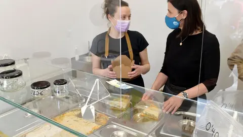 Visita de la alcaldesa de Santander, Gema Igual, al establecimiento 'Ecotierruca', ganador del programa 'Coworking' 2018