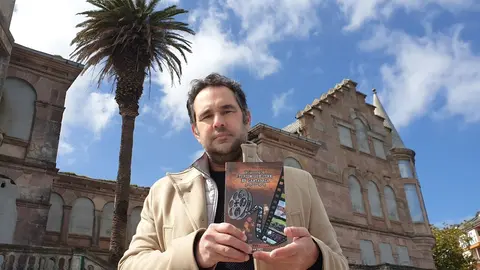 Fran D&iacute;ez y su libro 'Turismo de cine en Cantabria'