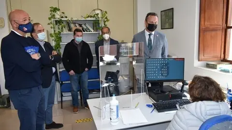 El consejero de Desarrollo Rural, Guillermo Blanco, en su visita a la Oficina Comarcal de Ramales de la Victoria