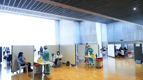 ispositivo de vacunaci&oacute;n masiva frente al Covid-19, en el Palacio de Exposiciones y Congresos de Santander.