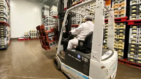 Un operario trabajando en una f&aacute;brica