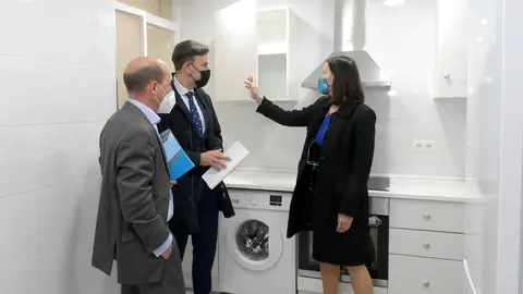 La alcaldesa, Gema Igual, en su visita al piso rehabilitado en la calle Marqu&eacute;s de la Hermida