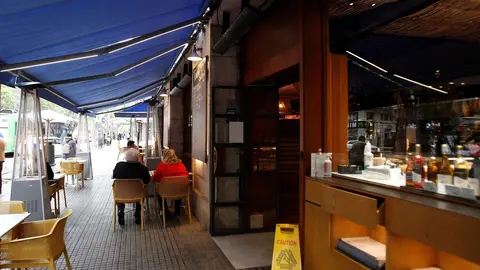 El exterior de un bar