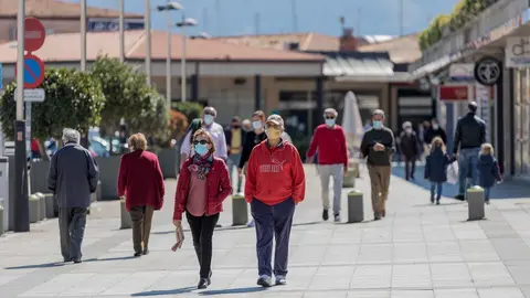 Archivo - Varias personas pasean por una c&eacute;ntrica calle de Sanxenxo, Pontevedra, Galicia (Espa&ntilde;a), a 21 de marzo de 2021. El pasado mi&eacute;rcoles el Ministerio de Sanidad y las Comunidades Aut&oacute;nomas acordaron una serie de medidas a aplicar durante el puente d