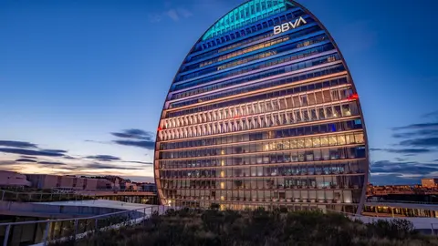 Archivo - Sede de BBVA en Madrid, edificio La Vela.