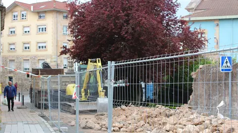 Obras de construcci&oacute;n de un vial de doble direcci&oacute;n en el acceso de la calle San Roque al entorno de la fuente de La Aurora