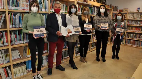 El alcalde de Santa Cruz de Bezana, Alberto Garc&iacute;a, y la concejala Nuria Cardenal, junto a las autoras del libro 'Si lo crees, lo creas', Zayra Abascal y Sandra Torre; y las responsables de la biblioteca, Sandra y Ana Ang&eacute;lica.