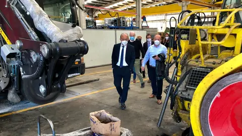 Javier L&oacute;pez Marcano visita la empresa Carrocer&iacute;as y Basculantes Mar