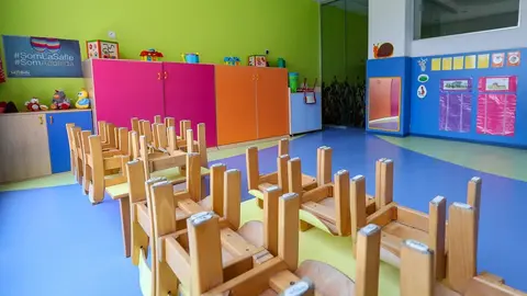 Archivo - Mesas y sillas recogidas en un aula de un colegio.- Archivo