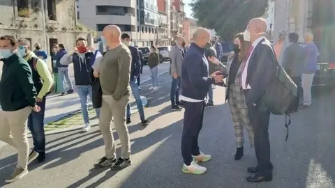 La presidenta del Partido Popular, Mar&iacute;a Jos&eacute; S&aacute;enz de Buruaga, con los hosteleros