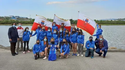 El alcalde de Astillero, Javier Fern&aacute;ndez Sober&oacute;n, con el equipo de remo