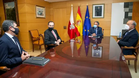 El presidente de Cantabria, Miguel &Aacute;ngel Revilla, y el consejero de Industria, Turismo, Innovaci&oacute;n, Transporte y Comercio, Javier L&oacute;pez Marcano, reciben al consejero delegado y al presidente de EDP Espa&ntilde;a, Rui Teixeira y Manuel Men&eacute;ndez.