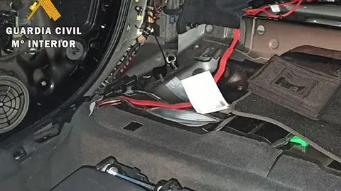 Veh&iacute;culo desmontado objeto de la investigaci&oacute;n