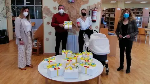 El alcalde de Suances, Andr&eacute;s Ruiz Moya,  y la concejala de Cultura, Arancha Prieto, junto a la primera familia a la que se ha hecho entrega del lote de bienvenida a la lectura.