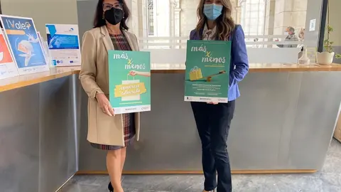 La directora general de Comercio,  Eva Bartolom&eacute;, y la secretaria de Estado de Comercio, Xiana M&eacute;ndez, durante su visita a Cantabria