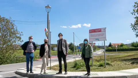 El consejero de Obras P&uacute;blicas, Ordenaci&oacute;n del Territorio y Urbanismo, Jos&eacute; Luis Gochicoa, junto con la alcaldesa de Polanco, Rosa D&iacute;az, visita las obras cometidas en el municipio