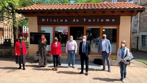 El consejero de Industria, Innovaci&oacute;n, Transporte y Comercio, Javier L&oacute;pez Marcano, realiza una visita institucional a Cabez&oacute;n de la Sal