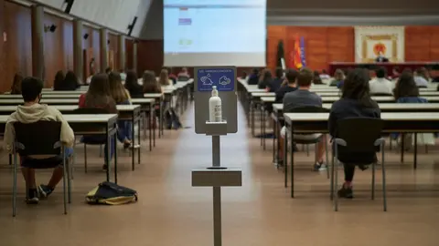 Archivo - Dispensador de gel hidroalcoh&oacute;lico en la entrada a un aula