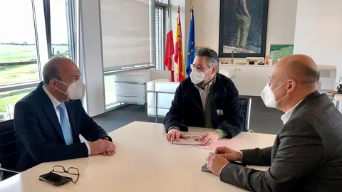 El consejero de Industria, Javier L&oacute;pez Marcano, se re&uacute;ne con el alcalde de Los Corrales, Luis Ignacio Argumosa