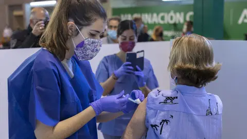 Una sanitaria vacuna a una mujer contra el Covid-19