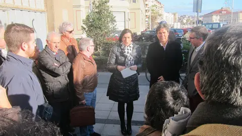 Archivo - La alcaldesa, Gema Igual, reunida con los vecinos