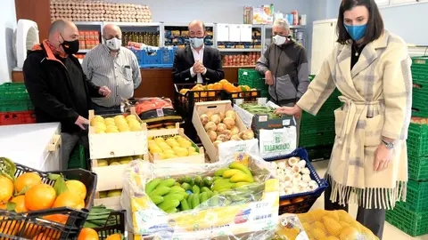 Entrega de frutas y verduras a Fecav para familias necesitadas