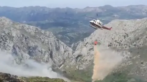 Archivo - El helic&oacute;ptero ayuda en las tareas de extinci&oacute;n de incendios