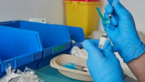 Una profesional sanitaria sostiene un vial con la vacuna de Janssen contra el Covid-19