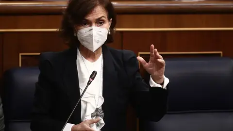 La vicepresidenta primera y ministra de la Presidencia, Relaciones con las Cortes y Memoria Democr&aacute;tica, Carmen Calvo, interviene durante una sesi&oacute;n de control al Gobierno, a 14 de abril de 2021, en el Congreso de los Diputados. 
