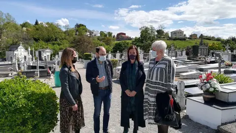 Visita de los concejales al cementerio