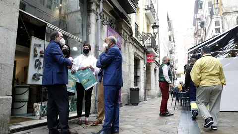 El consejero de Industria y Comercio, Javier L&oacute;pez Marcano, en su visita a 'De flores y floreros' en la puesta en marcha de la campa&ntilde;a &lsquo;M&aacute;s x menos&rsquo;
