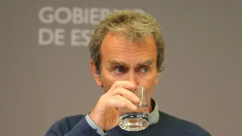 El director del Centro de Alertas y Emergencias Sanitarias (CCAES), Fernando Sim&oacute;n bebe agua durante una rueda de prensa convocada ante los medios, a 19 de abril de 2021, en el Ministerio de Sanidad, Madrid, (Espa&ntilde;a). Durante la rueda de prensa, Fernando 
