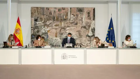 El presidente del Gobierno, Pedro S&aacute;nchez, y las cuatro vicepresidentas en el Consejo de Ministros